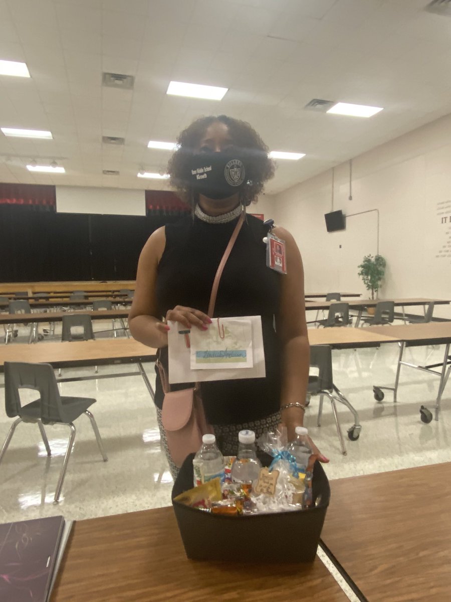 Eliezer4406's tweet photo. Manor MS Math department honored our CIS Zendria Anderson for her devotion to our staff and students. #serve @middle_manor @KilleenISD_ https://t.co/rd7GFAtmoY