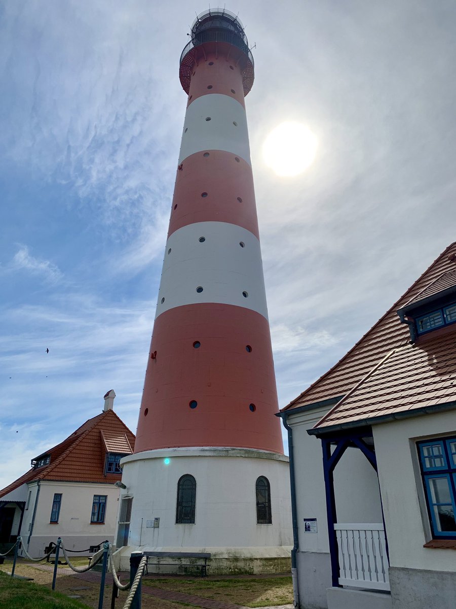 smile_roco's tweet photo. #Leuchtturm #Westerheversand に行ってきました。入り口から #灯台 まで歩いて片道30分往復1時間😅 車で行って降りたらすぐ見れると思っていただけにちょっとびっくり😱 しかし素敵な景色が見れて運動も出来たことだし2人とも満足🤗 https://t.co/0PEebP0ueF