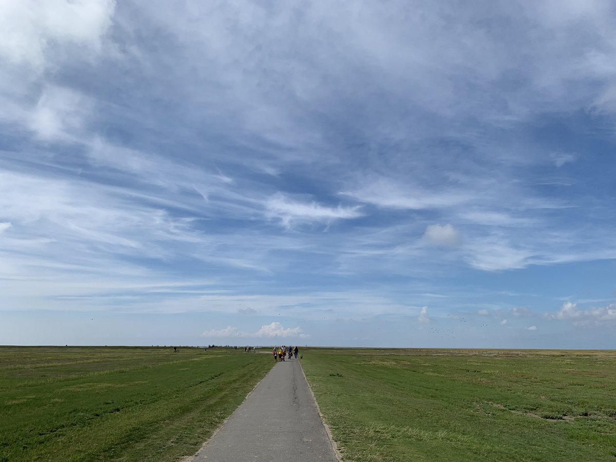 smile_roco's tweet photo. #Leuchtturm #Westerheversand に行ってきました。入り口から #灯台 まで歩いて片道30分往復1時間😅 車で行って降りたらすぐ見れると思っていただけにちょっとびっくり😱 しかし素敵な景色が見れて運動も出来たことだし2人とも満足🤗 https://t.co/0PEebP0ueF