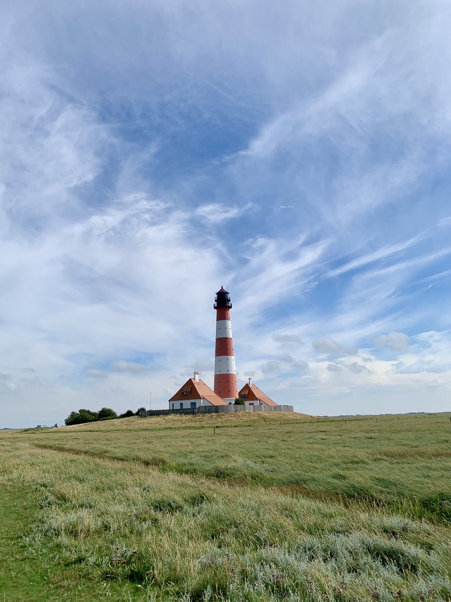 smile_roco's tweet photo. #Leuchtturm #Westerheversand に行ってきました。入り口から #灯台 まで歩いて片道30分往復1時間😅 車で行って降りたらすぐ見れると思っていただけにちょっとびっくり😱 しかし素敵な景色が見れて運動も出来たことだし2人とも満足🤗 https://t.co/0PEebP0ueF