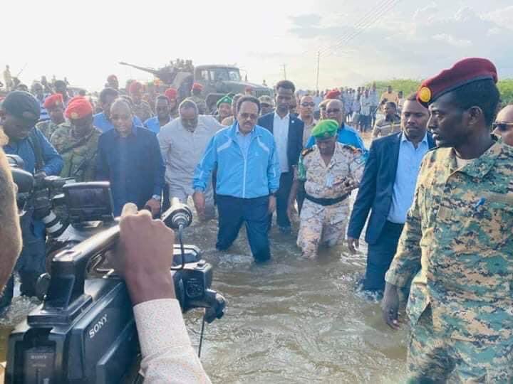 daraawiish2's tweet photo. Adaa Danqashiyo Dareen leh 
Dalkaba adigaa iftiinsha 
Farmaajo waligaa Dirnoow❤️

Dadbaa Ceebahaga Faaga 
Dabuubtoodaan Gubayaaye 
Adigu Daacad noo ahoow❤️ https://t.co/gFVLVI6513