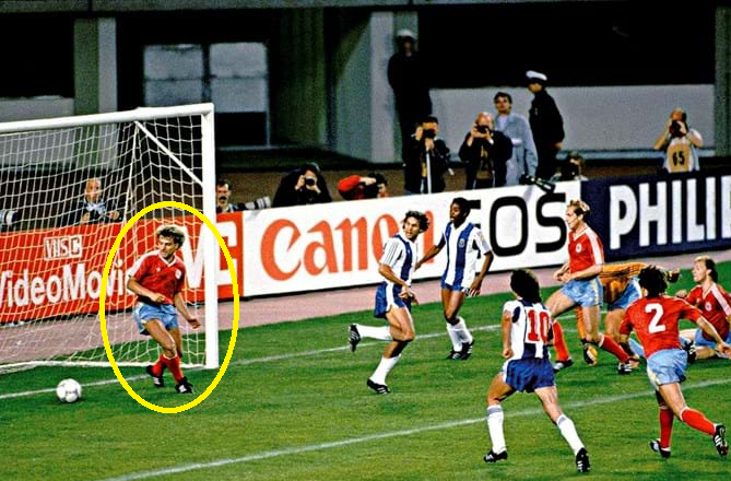 33 anos depois, Hansi Flick vai tentar ser campeão europeu pela primeira vez. Em Viena, foi o espectador mais privilegiado do calcanhar de Madjer.