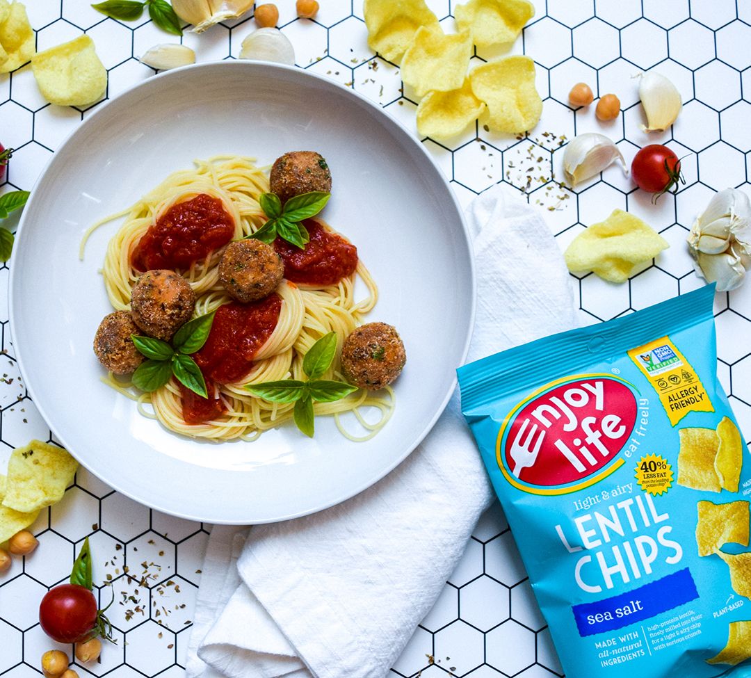 enjoylifefoods's tweet photo. Simplify #mealprep with these savory #plantbased Chickpea "meatballs" made with our Lentil Chips.  🍜🥪 🥗 Enjoy them with your favorite #glutenfree pasta, in a sandwich, or salad! Grab the #recipe here: https://t.co/mZFSQ58VaX #eatfreely #enjoylifefoods 

📸 - @drizzlekitchen https://t.co/jzK584gBhj
