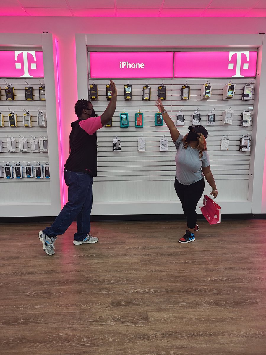 Katiemucci2's tweet image. It's stay connected Wednesday at @TMobile with the amazing @tgrigsby26 @PamTune #StayConnected #uncarrier #interactionmodel