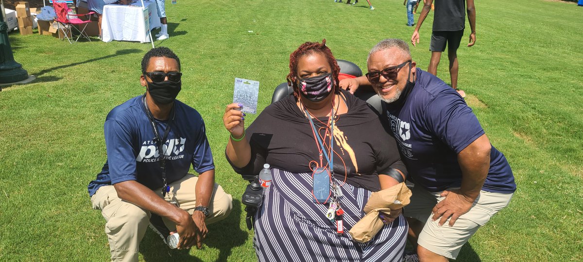 Atlanta_Police's tweet image. Building bridges with the @CityofAtlanta community is what we do! @atlanta_pal was out today at the Villages of Carver in Zone 3. Officers gave away gift cards &amp;amp; Chromebooks. Thank you to everyone who stopped by. #OneAtlanta #APDCares