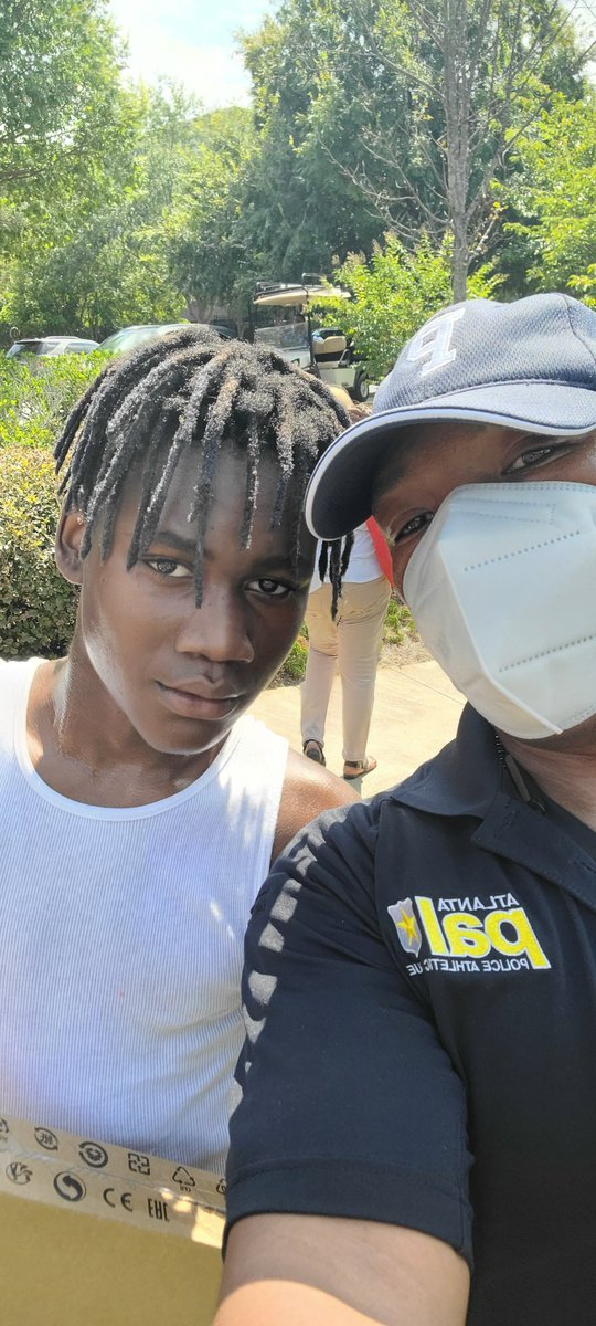 Atlanta_Police's tweet image. Building bridges with the @CityofAtlanta community is what we do! @atlanta_pal was out today at the Villages of Carver in Zone 3. Officers gave away gift cards &amp;amp; Chromebooks. Thank you to everyone who stopped by. #OneAtlanta #APDCares