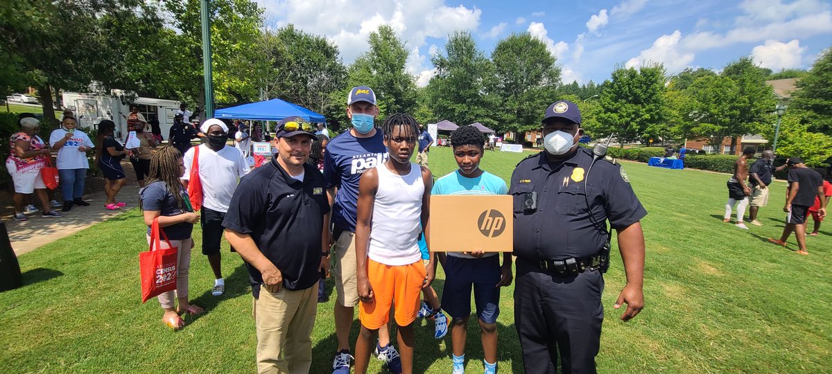 Atlanta_Police's tweet image. Building bridges with the @CityofAtlanta community is what we do! @atlanta_pal was out today at the Villages of Carver in Zone 3. Officers gave away gift cards &amp;amp; Chromebooks. Thank you to everyone who stopped by. #OneAtlanta #APDCares