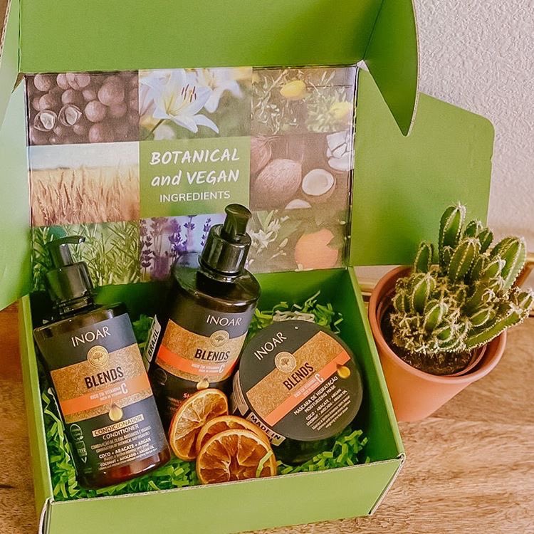 inocenciamanoel's tweet photo. Quando desenvolvi a coleção Blends, pensei na combinação perfeita para cabelos ressecados. Conta com complexo de vitamina C, óleo de coco, abacate e argan em sua composição. Faça como a @camila.tonello e aposte nas vantagens da coleção Blends.
#SouMaisInoar #Blends #Inoar https://t.co/2pwj7BkaX6
