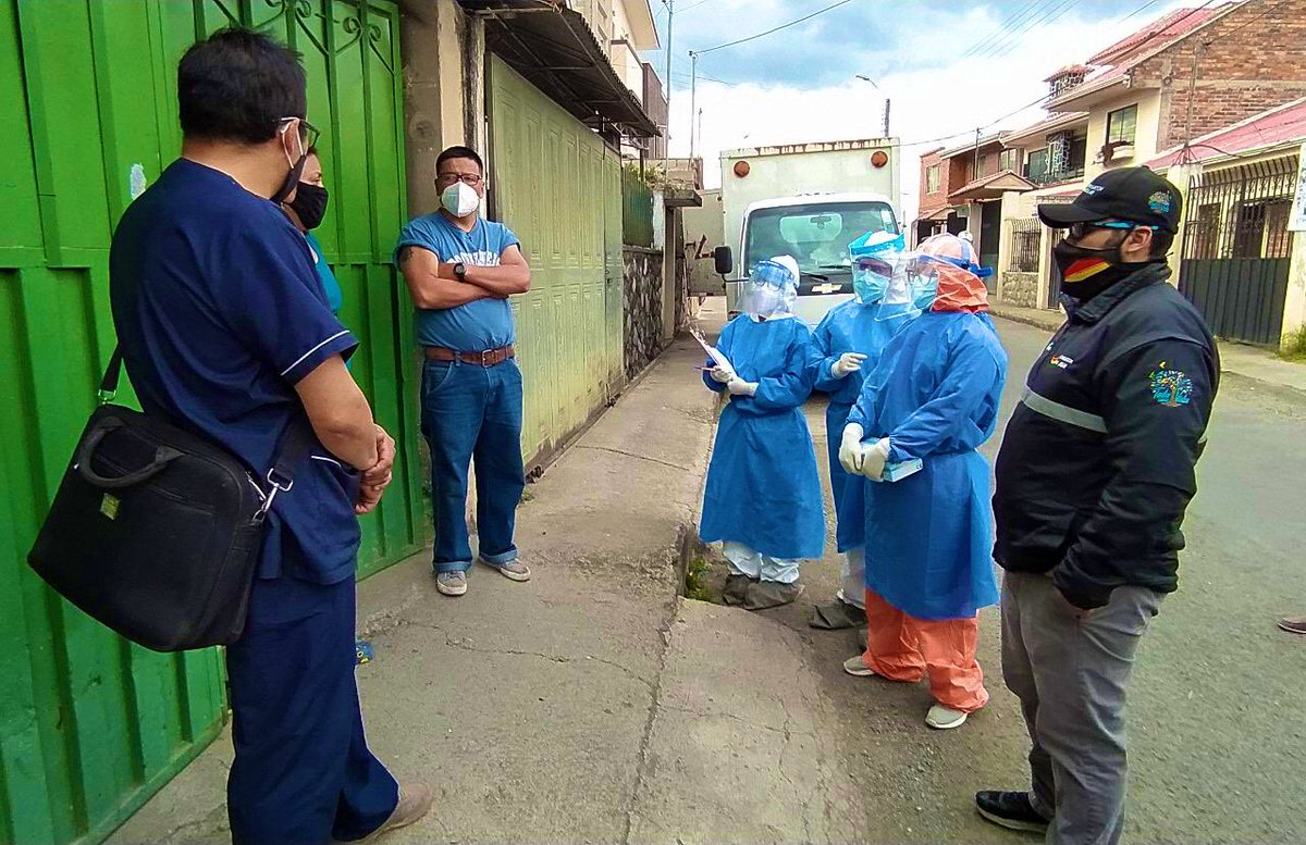 Las Brigadas de vigilancia comunitaria llegan a los barrios de #Cuenca. 

HOY, Gobernador <a href="/xaesma/">Xavier Martínez Guillén</a> acompañó a los brigadistas de salud para visitar a personas que tengan sintomatología de #COVID19 y aplicarles pruebas rápidas para descartar la infección del virus.

<a href="/mariapaularomo/">María Paula Romo</a>