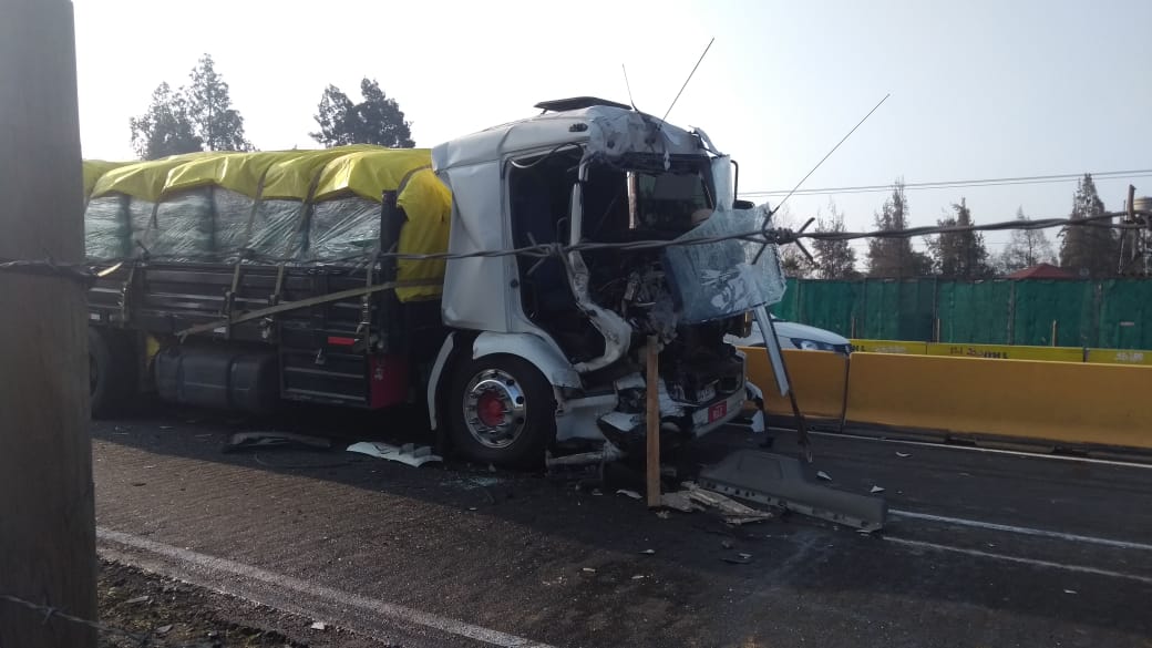 ElReporterocl's tweet photo. #Talagante Dos lesionados en colisión de alta energía en la #AutopistadelSol
📲 https://t.co/NBQBldpBah https://t.co/9qARa5FIkc