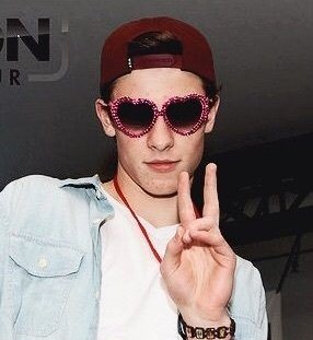 _SunShawn8's tweet photo. Shawn y su evolución con lentes rosas es otro nivel https://t.co/s9XPX6sTKD