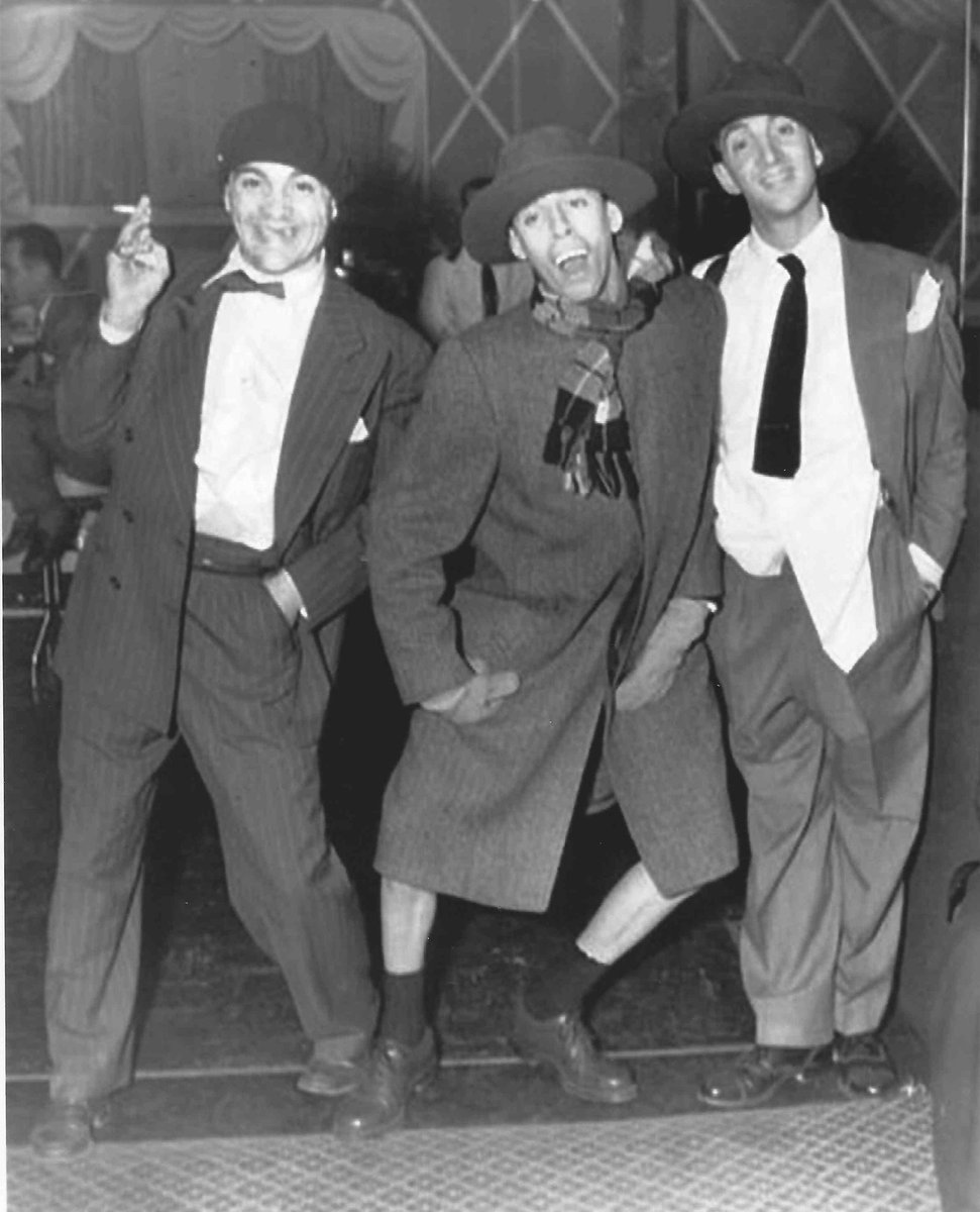 pianista de variedades.A los 5 años cantaba en el coro "Castkills". A los 12 desarrolló un acto cómico en el que imitaba discos. A los 15 fue expulsado del colegio. Dejó la escuela secundaria para hacer su especialidad en teatros de Nueva York, espectáculos de burlesque y