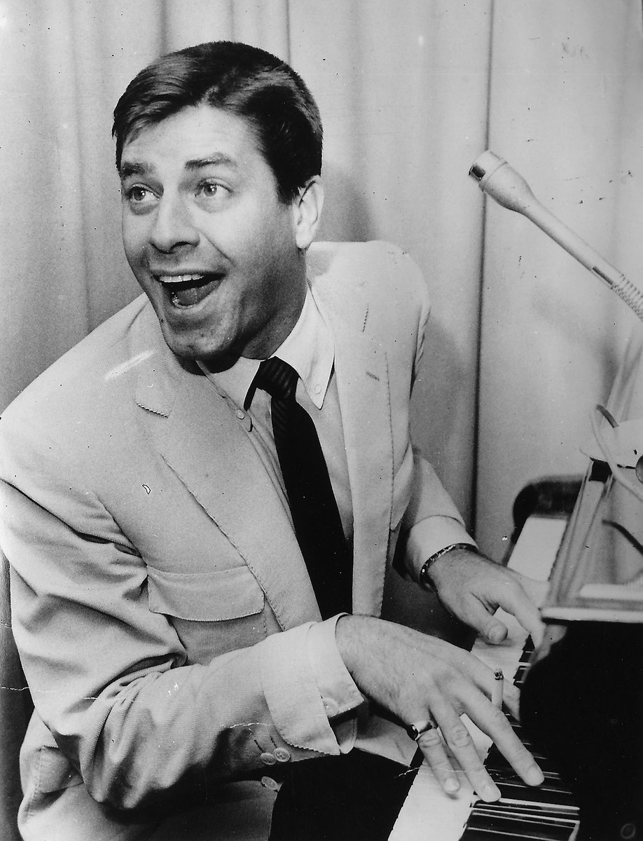 clubes nocturnos.Usó el nombre artístico de “Joey Lewis”, pero cambió a “Jerry Lewis” para que no lo confundieran con el comediante Joe E. Lewis y el campeón mundial de boxeo Joe Louis.Conoció al cantante Dean Martin en 1944, cuando trabaja en el Club 500 de Atlantic City,