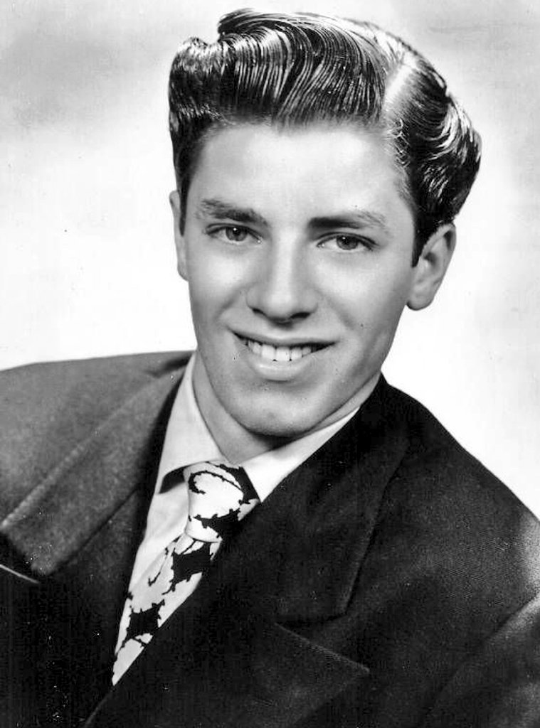 y Dean era otro debutante que cantaba canciones románticas. En 1946 se convirtieron oficialmente en un equipo de actores. Su número consistía en que Martin cantaba, Lewis hacía el payaso, y ambos se unían en un final cómico-musical. Sus actuaciones fueron muy bien recibidas