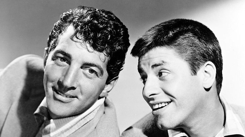 y Dean era otro debutante que cantaba canciones románticas. En 1946 se convirtieron oficialmente en un equipo de actores. Su número consistía en que Martin cantaba, Lewis hacía el payaso, y ambos se unían en un final cómico-musical. Sus actuaciones fueron muy bien recibidas