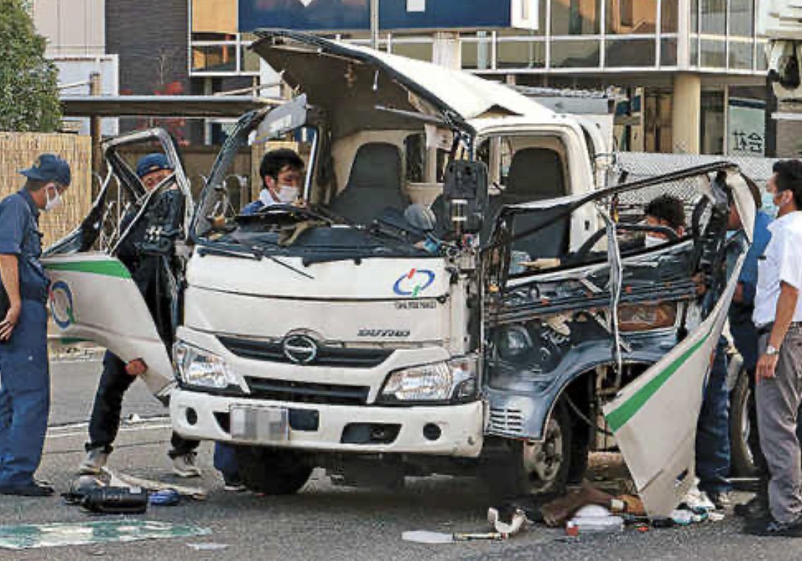 画像 19日午後4時ごろ、福山市御門町で、信号待ちのトラックが突然爆発した。車体は大破したが、運転していた20代