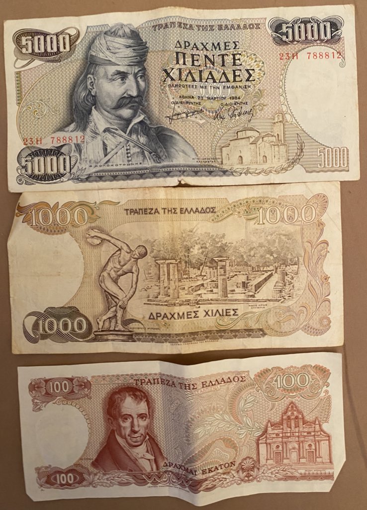 Hier j’ai trouvé d’anciens billets de drachmes grecques. À les regarder, je trouve qu’il serait intéressant de vous les présenter car ils permettent de déambuler dans les différentes strates de l’histoire grecque qui s’étend de l’Antiquité à nos jours. [THREAD]