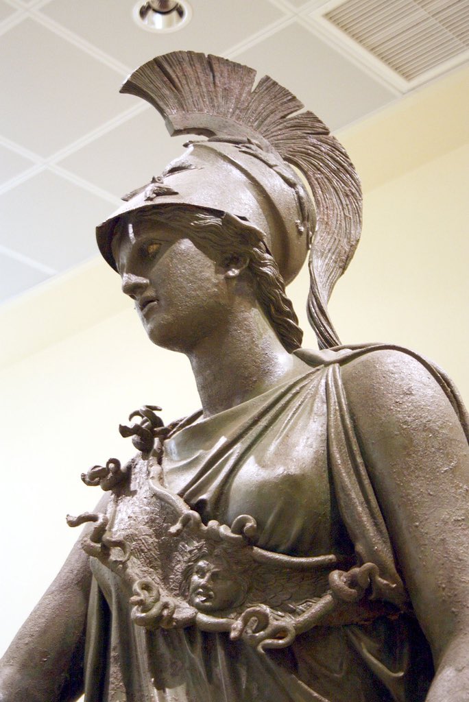 Le billet de 100 Δρ (0,29€) représente du côté face la tête de l’Athéna du Pirée, statue de bronze du IVème siècle av. J-C et une vue de l’université nationale et capodistrienne d’Athènes qui a justement comme logo, la tête de l’Athéna du Pirée.