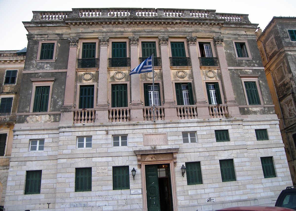 Il fut assassiné à Nauplie en 1831. La façade de sa maison à Kerkyra est représenté à droite en face du portrait.