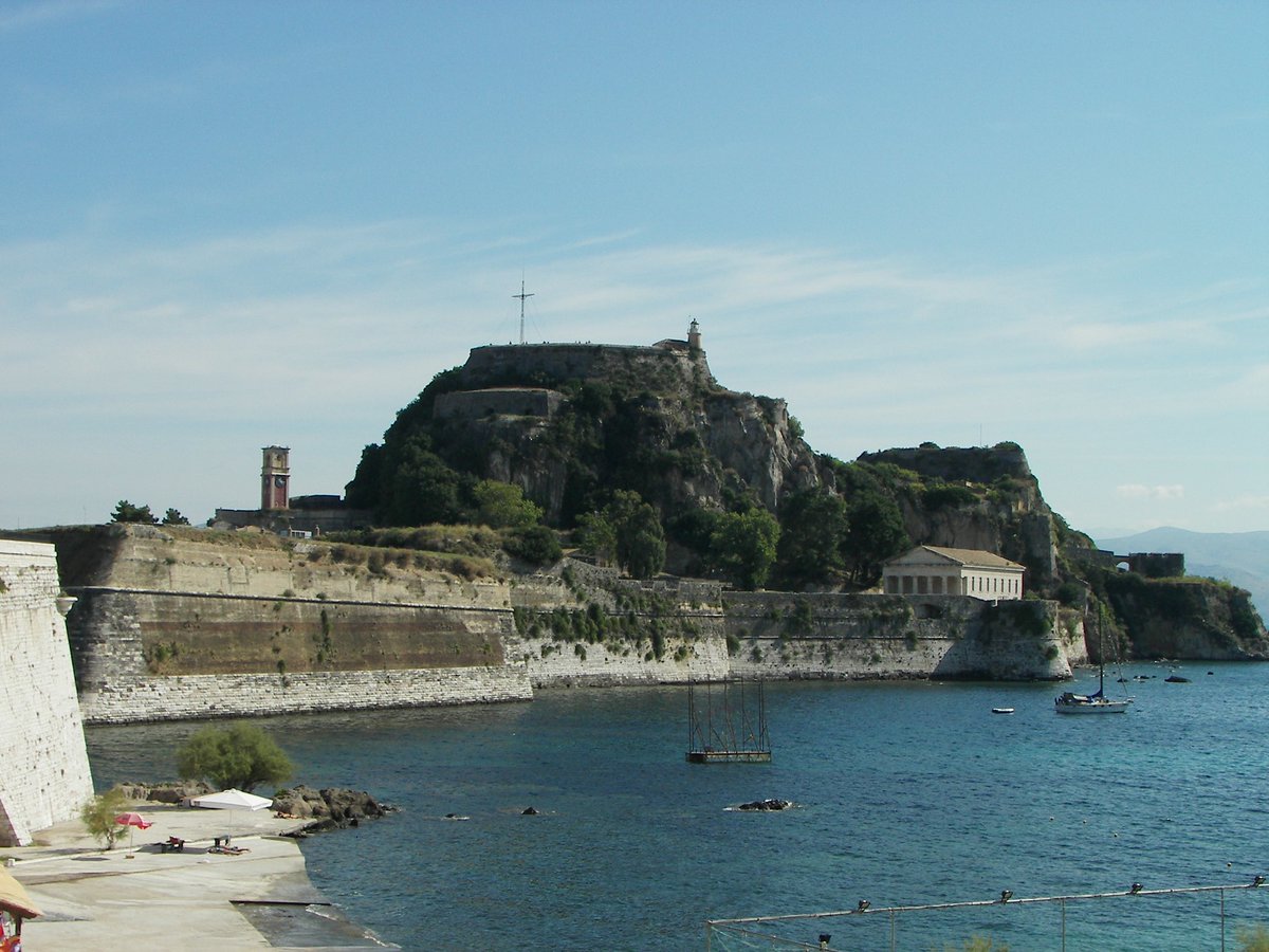 Au revers, l’on peut voir l’ancien fort vénitien dans la ville de Kerkyra (Corfou) qui défendait l’entrée du port.