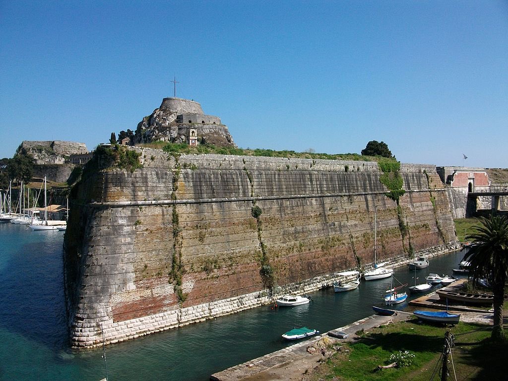 Au revers, l’on peut voir l’ancien fort vénitien dans la ville de Kerkyra (Corfou) qui défendait l’entrée du port.
