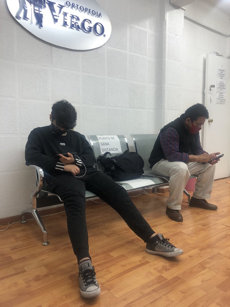 NavarroMarijose's tweet photo. Ahora con la nueva modalidad de “Susana distancia” las mochilas ya tienen derecho un asiento 🤣 https://t.co/cqQSBlBxXM