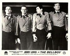 centrados en el personaje de Lewis, que siempre era un joven con un nuevo trabajo, como el personaje principal en “The Bellboy” (1960, su primera película dirigida), “The Errand Boy” (1961, director, además),