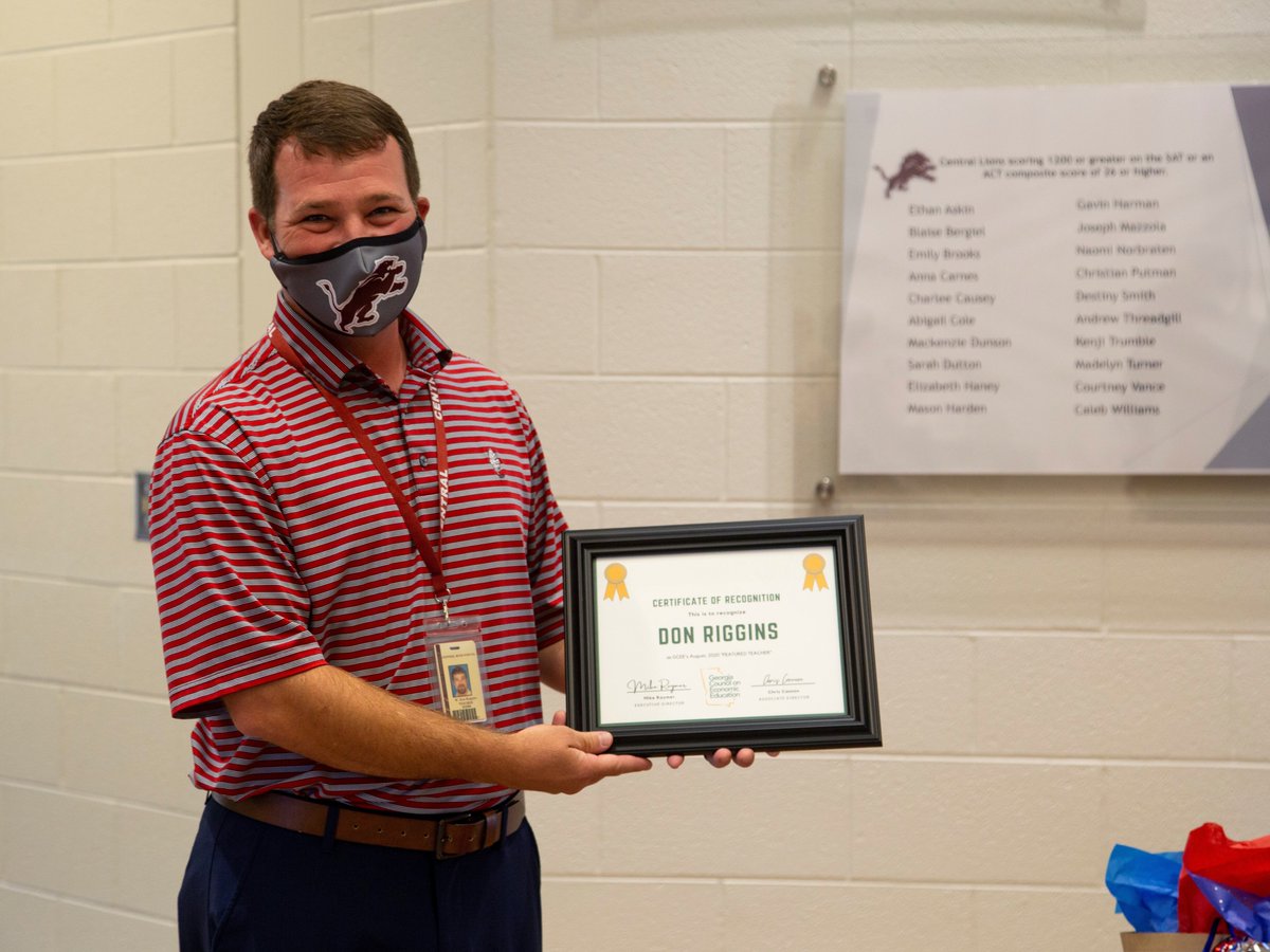 cubegrl's tweet image. It was an honor to celebrate Don Riggins of @central_lions @carrollschools yesterday!

@CoachRiggins33 was selected as this month's @Georgiaecon Featured Teacher &amp;amp; we couldn't be prouder of his fantastic work bringing #economics to life in his classes. #LionStrong #K12EconEd