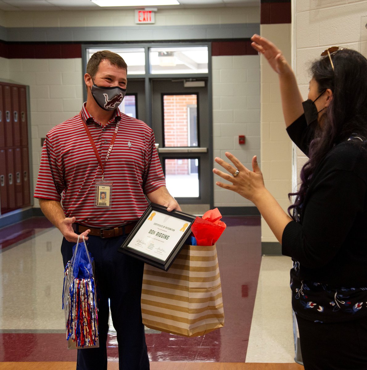 cubegrl's tweet image. It was an honor to celebrate Don Riggins of @central_lions @carrollschools yesterday!

@CoachRiggins33 was selected as this month's @Georgiaecon Featured Teacher &amp;amp; we couldn't be prouder of his fantastic work bringing #economics to life in his classes. #LionStrong #K12EconEd
