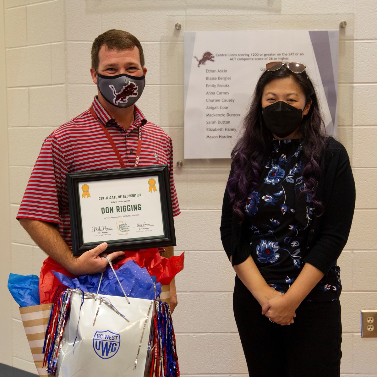 cubegrl's tweet image. It was an honor to celebrate Don Riggins of @central_lions @carrollschools yesterday!

@CoachRiggins33 was selected as this month's @Georgiaecon Featured Teacher &amp;amp; we couldn't be prouder of his fantastic work bringing #economics to life in his classes. #LionStrong #K12EconEd