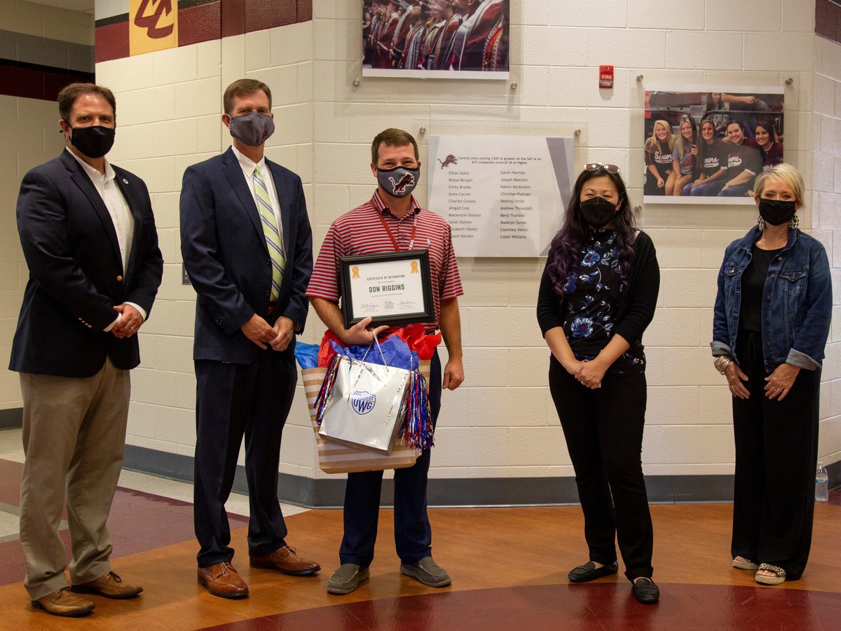 cubegrl's tweet image. It was an honor to celebrate Don Riggins of @central_lions @carrollschools yesterday!

@CoachRiggins33 was selected as this month's @Georgiaecon Featured Teacher &amp;amp; we couldn't be prouder of his fantastic work bringing #economics to life in his classes. #LionStrong #K12EconEd