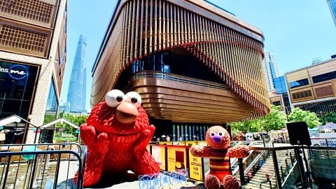 dscvr_shanghai's tweet photo. Weekend market hosts 'Sesame Street' experience.
The Fengjing Road Weekend Market at the Bund Finance Center has attracted around 1.5 million visitors over the past two months. https://t.co/fNnPo2kBvy https://t.co/8NJoY5BWAt