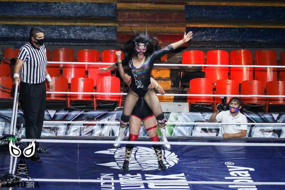 LaTijeraLucha's tweet image. En lucha femenil #DiosaQuetzal y #Lolita hicieron valer su experiencia ante la joya independiente #MissDelicious y la embajadora y actual monarca de la promotora #Nueve15Seis56, la joven #BlackWidow, en un cotejo con bastantes dotes técnicos y castigos  en #ArenaNeza 
#latijera