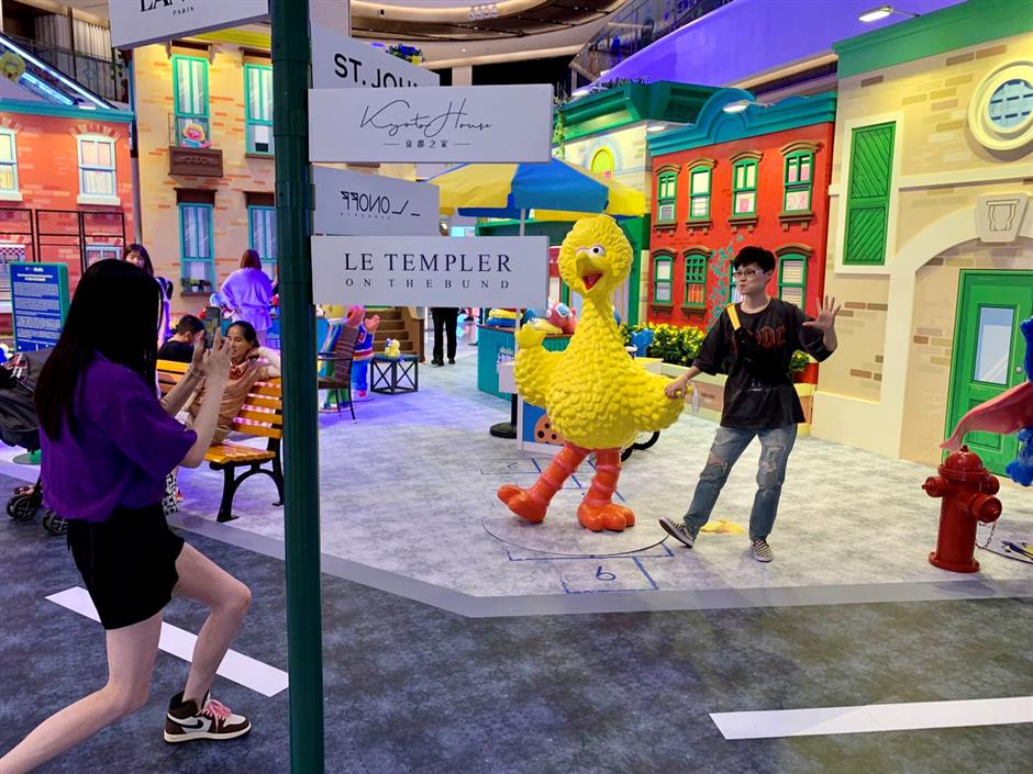 dscvr_shanghai's tweet photo. Weekend market hosts 'Sesame Street' experience.
The Fengjing Road Weekend Market at the Bund Finance Center has attracted around 1.5 million visitors over the past two months. https://t.co/fNnPo2kBvy https://t.co/0fzAK02Zam