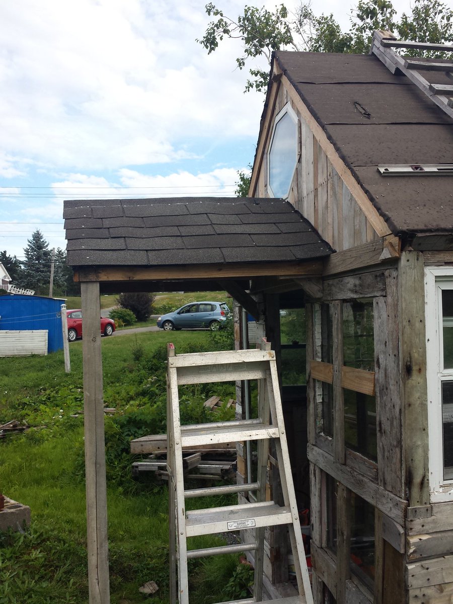 Southbarguy's tweet photo. Just a quick update for you #international #shed #fanatics #sheddies! Today I started #shingling the #roof of the #driftwood / #pallet shed. Probably not a big deal to anyone else but I've never #shingled a #roof by myself before. I screwed up a bit on the #staggering of shingles https://t.co/V2Afvb5MUR