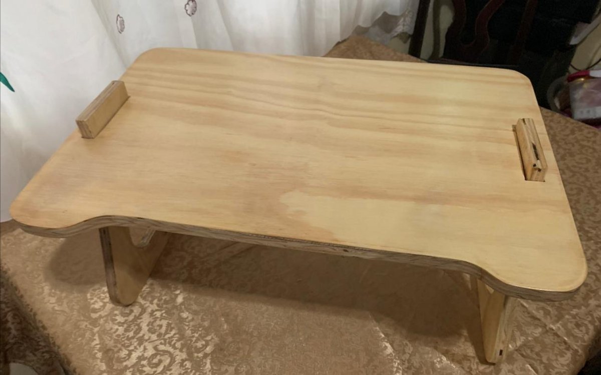 BrySC10's tweet photo. Hola a todos, debido a todo esto del covid, mi papá está haciendo estas útiles mesitas portátiles para teletrabajar, o cualquier otra actividad desde la comodidad de su cama. El precio es de 12,500 lisa y 15,000 colones personalizada con su nombre y un diseño de su elección. https://t.co/jbb4cs1iIU
