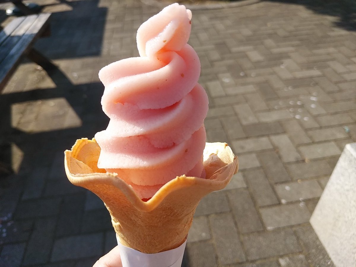 とろけそうな日差しに負けて帰り道にイチゴジェラートソフト…