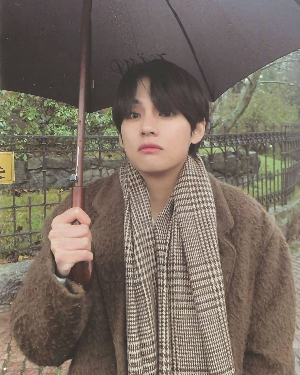 Aleee_sss_iia's tweet photo. Io non so più come dirlo......DOVETE SMETTERLA DI METTERE DA PARTE TAE, io ricordo che i Bts sono 7, lui si merita tutto il bene del mondo come se lo meritano tutti gli altri membri, mi avete stancata e vedere #TaehyungDeservesBetter in tendenza mi spezza davvero il cuore....... https://t.co/j3b1qhxK9Y