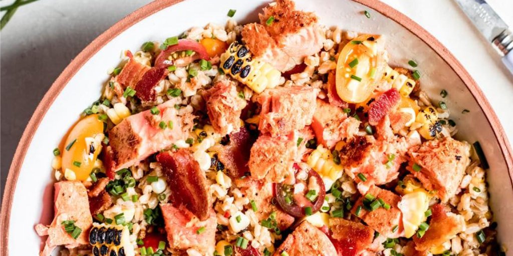 This is one of those you-could-seriously-eat-this-everyday kind of meals from <a href="/AbraPappa/">Abra's Kitchen</a> – #WildSalmon Farro Salad with Corn and Bacon tossed in a simple Dijon dressing: bit.ly/3aBL8BQ (#shop: bit.ly/3g8bjB9)
#abraskitchen #simplefood #recipe #vitalchoice
