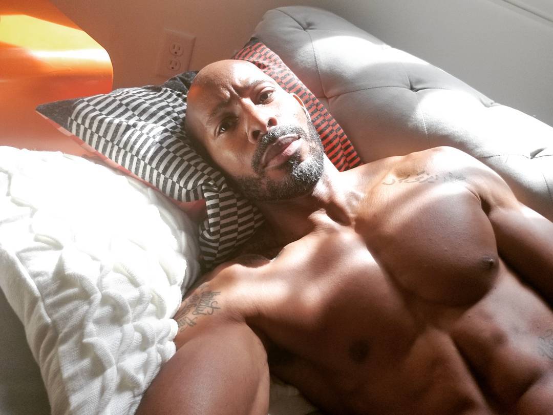 gigante_green's tweet photo. Morning light shining on you....everybody loves the sunshine🎵🎵 #standinginthesun
#morningglow #couchchronicles https://t.co/eAYcygw417
