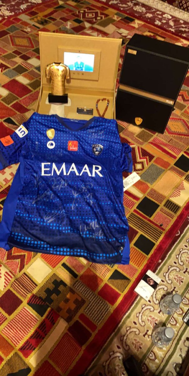 banderalrezohan's tweet photo. إدارة نادي #الهلال تقدم هدية للأستاذ ناصر الموسى @almousa7naser وجماهير الهلال بدورها تثمن للأستاذ ناصر مايقدمه من دعم للنادي .. شكراً ابو عبدالله 💙 https://t.co/V3XC8sixF6