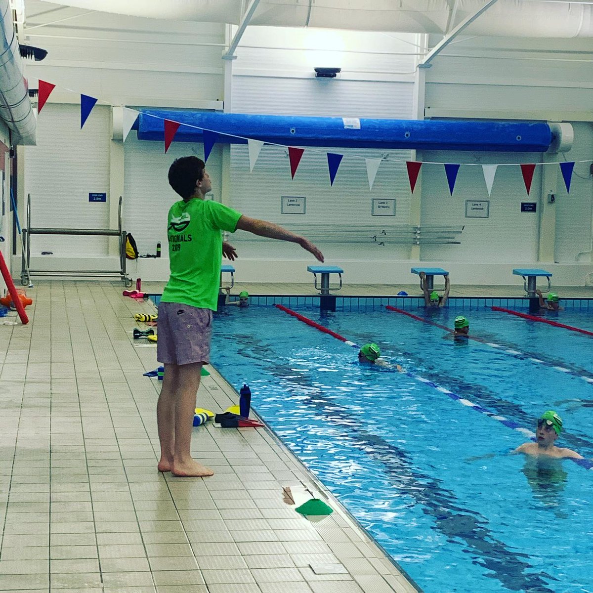 RoyalsSC's tweet image. So awesome for our competitive development squad to have one of our National Breaststroke swimmers Zack passing on some tips and advice during their session today! #royalfamily #passingontheknowledge #proudcoach #proudclub #romeisbeingrebuilt #FTF #strongertogether 💚🖤👉🤚