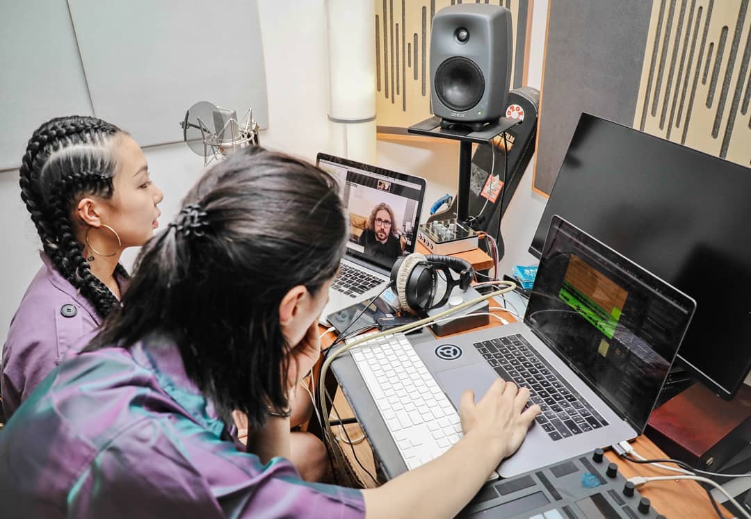 UMPG's tweet photo. A 👀 inside the studio at our recent UMPG China x @riotgames songwriting camp where 14 UMPG songwriters &amp; producers came together to create 6 songs for the upcoming release the 2020 League of Legends World Championship, the most widely viewed e-sport tournament in the world. 🎮🎶 https://t.co/k9sAm4yslO