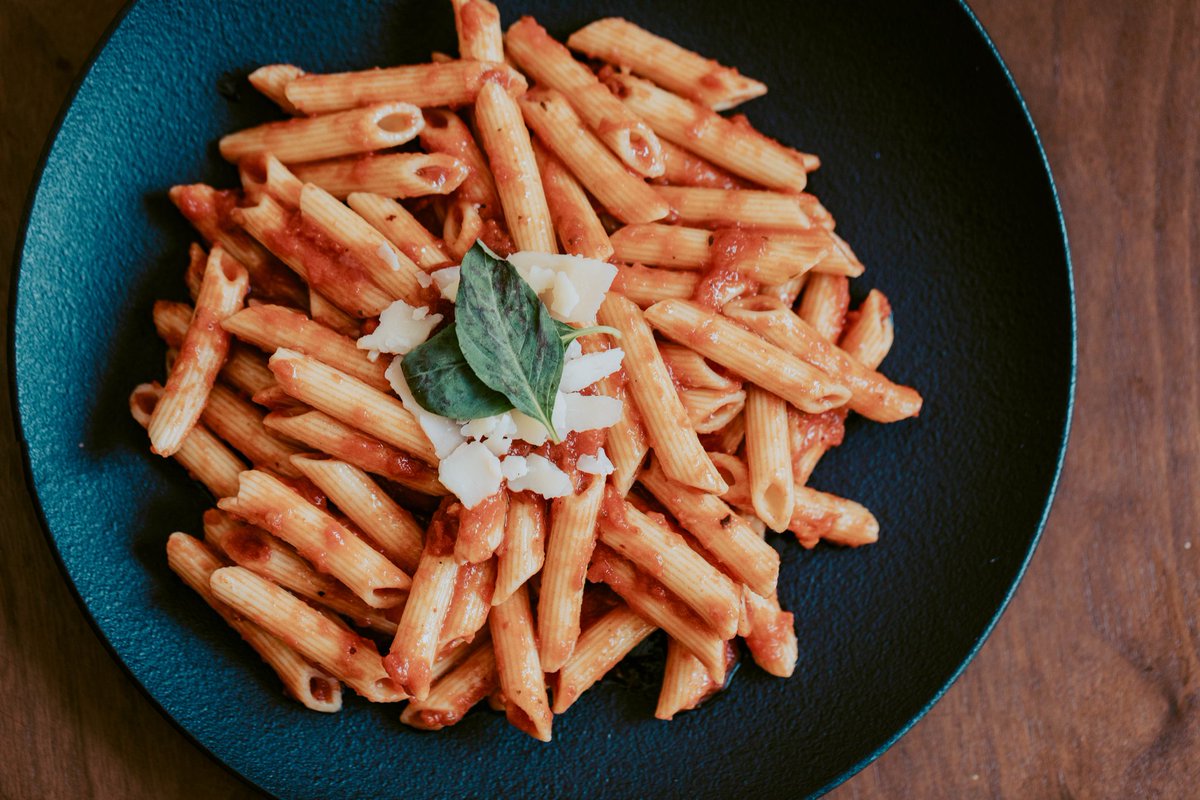 Craving pasta? Enjoy this Tomato Basil Penne from the comfort of your own home by visiting Pasta Pasta Pasta on Uber Eats. Or meet up with some friends at our City Centre location - however you prefer!

#thekitchen #ottawa #myottawa