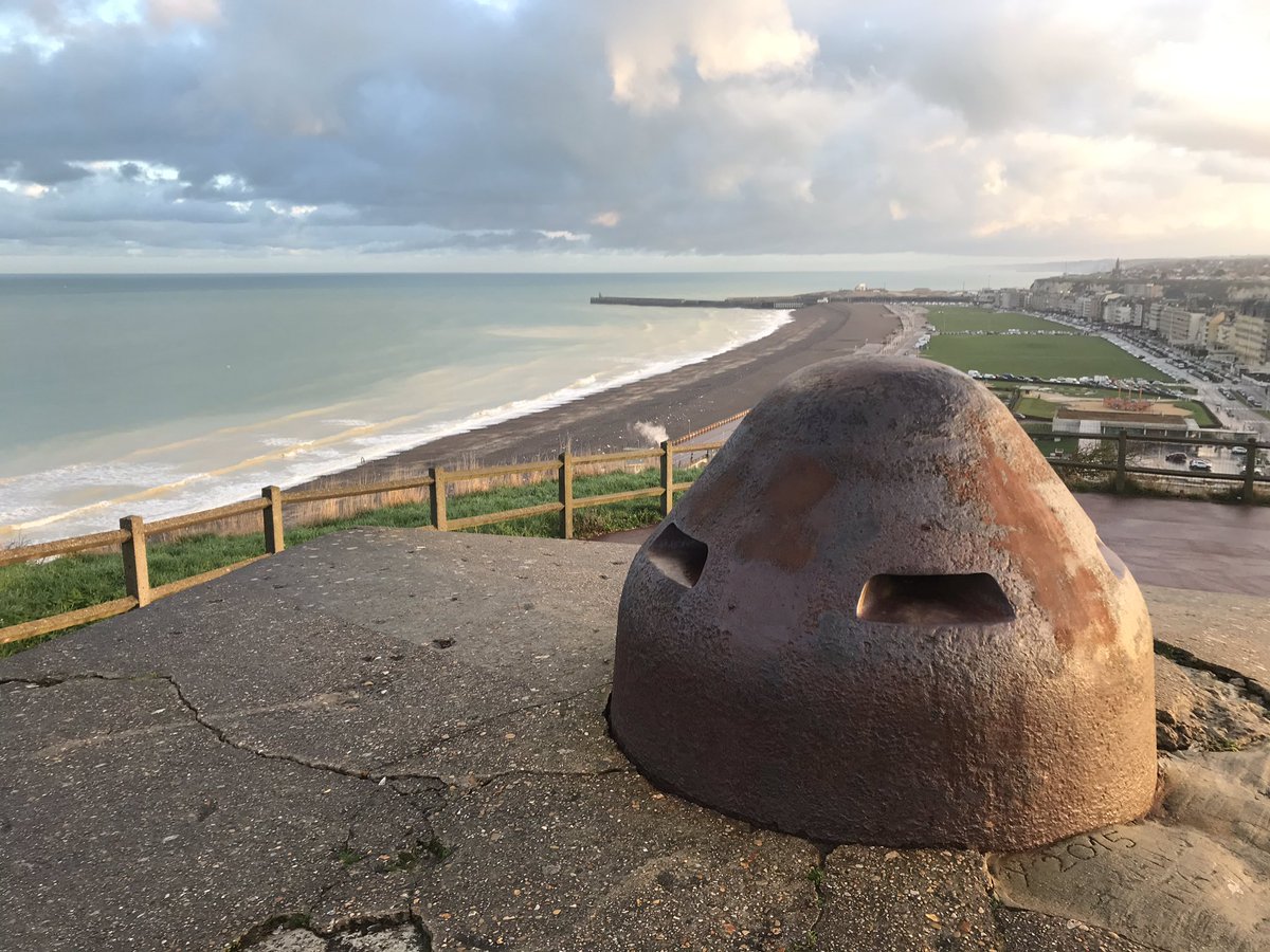 The main attack at White/Red Beach came across pebble beach at the Dieppe itself. Defenders fired at the Essex Scottish Regt attacking unsupported across open beach from buildings and high points from the headlands causing heavy casualties.