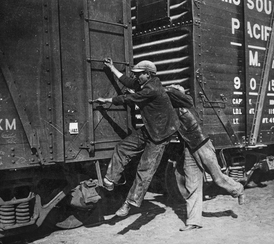 Walker Evans, Young men hopping a train, 1936