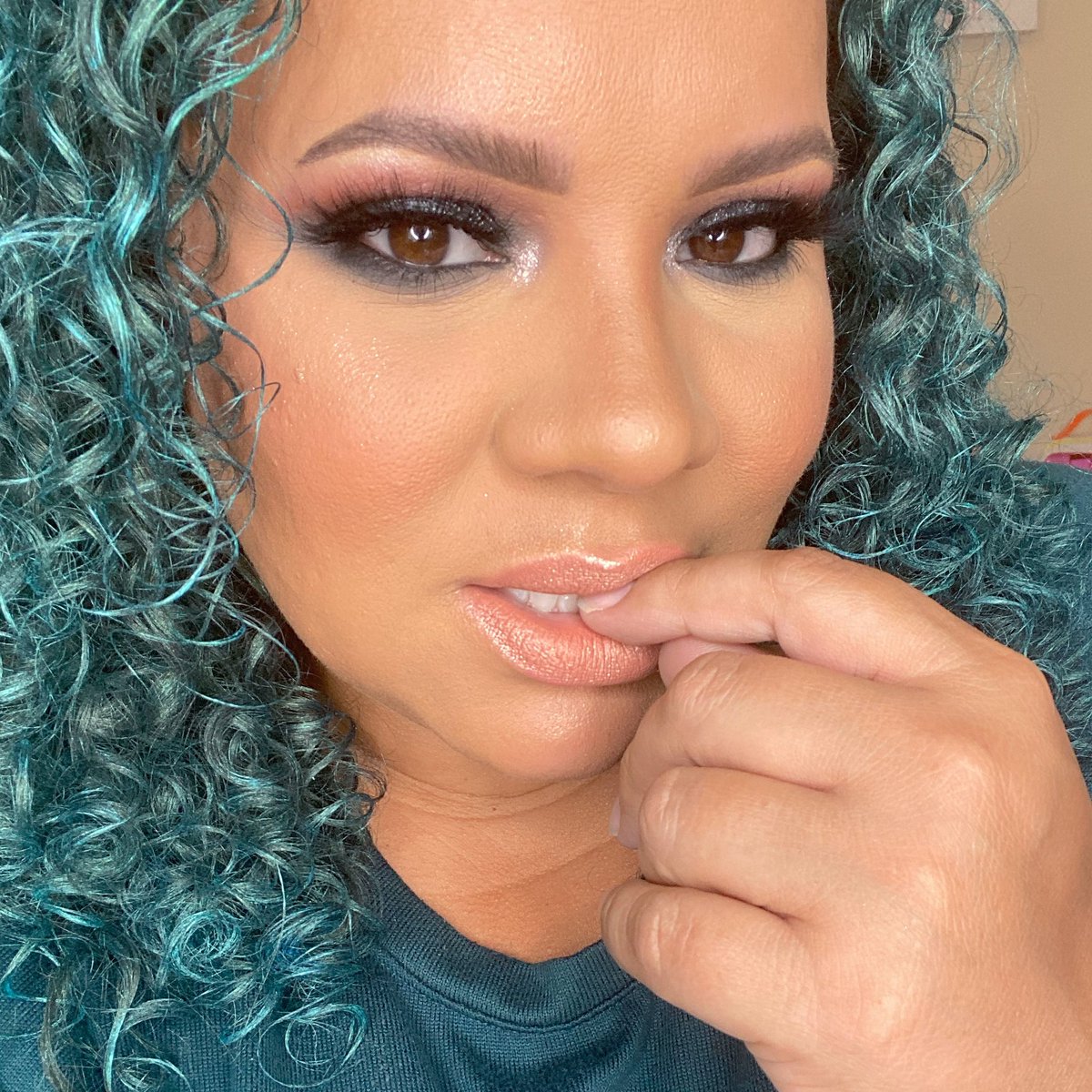 Melimakesfaces's tweet photo. Oh just a little Smokey Eye look with @JeffreeStar #creamatedpalette https://t.co/UChXn2McW4