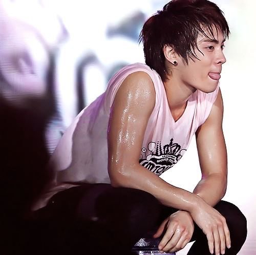 jjong’s tongue...an important thread (Holy crap he does this a lot)