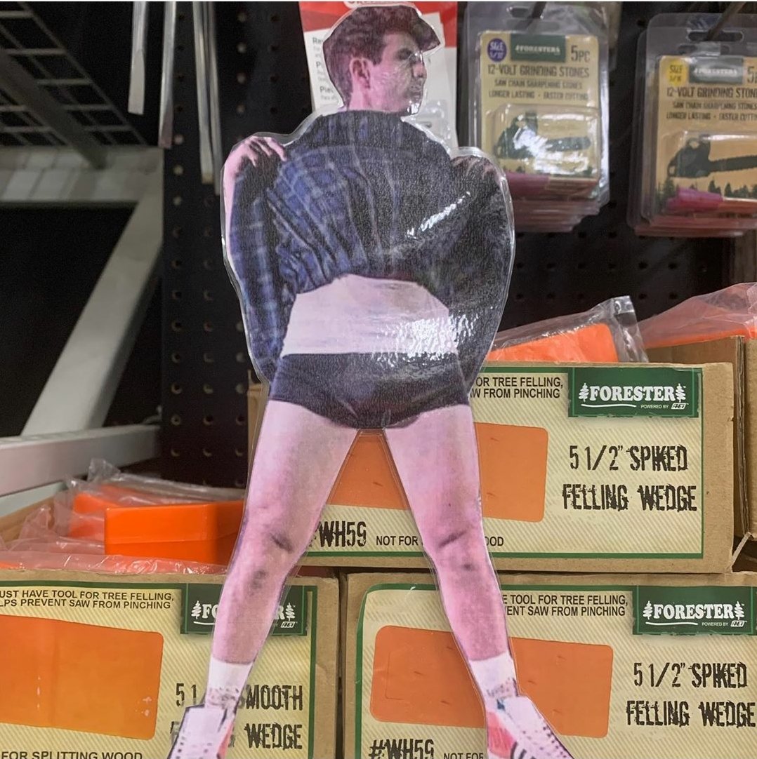 flat_kids's tweet photo. Went to Menards to buy a trimmer and #FlatJoe kept distracting the old ladies. Cโmon Joe! Iโve got a job to do! Btw, Iโve always heard guys go commando with a kilt. Whatโs up with that? #theflatkids #joemcintyre #dannywood #jordanknight #donniewahlberg #jonathanknight #nkotb https://t.co/LE32XwAzwr