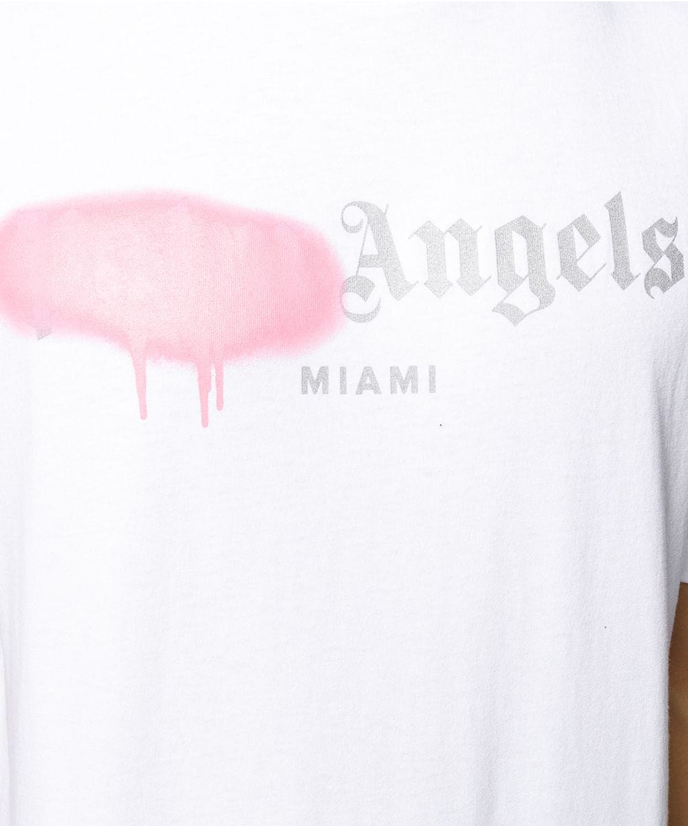 STYLISE_DONOBAN's tweet photo. https://t.co/aC7XzrUACO PALM ANGELS「PMIAMI SPRAYED LOGO TEE」定番人気デザインのCITYシリーズTシャツ。
ブランドロゴの上からスプレーを吹きかけたインパクト抜群のデザイン。都市によって異なるスプレーのカラーがプリントされてるのも特徴。 26,400円(税込) #2020AW #PALMANGELS https://t.co/4A2aIVEpBu